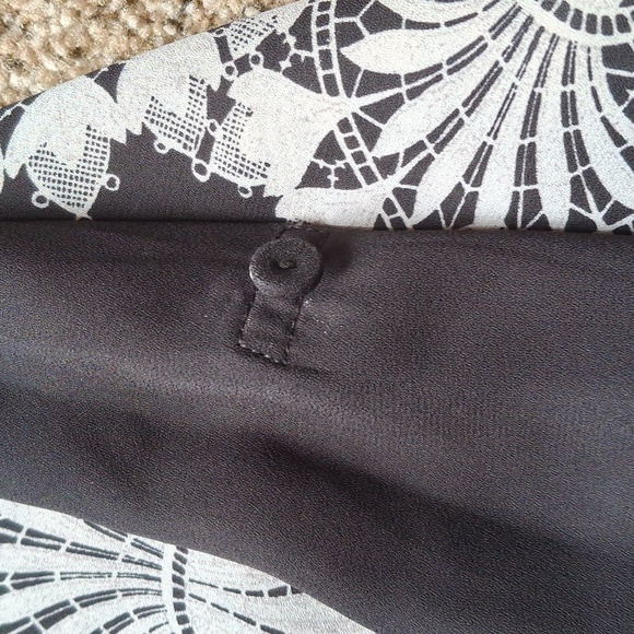 BCBGMAXAZRIA Black and White Pattern Tunic Top - Size L - Picture 6 of 9